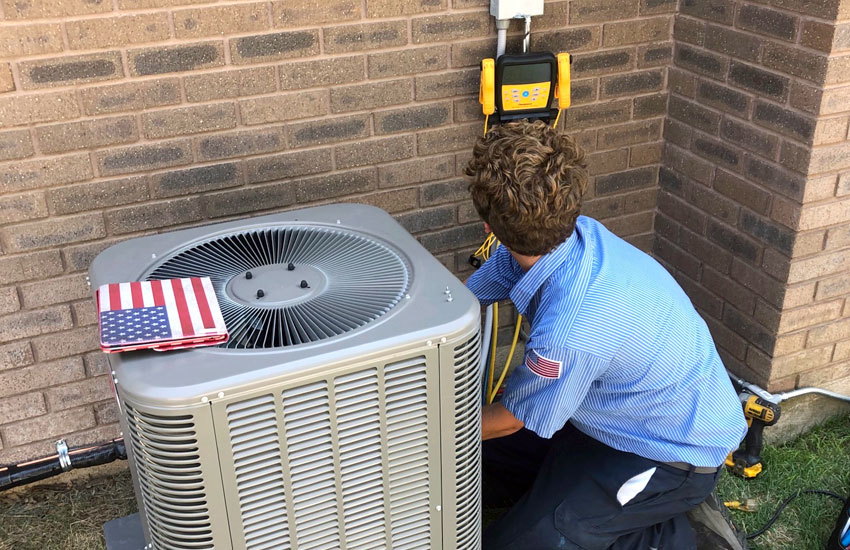 HVAC-tech-in-Utah-working-on-air-conditioner